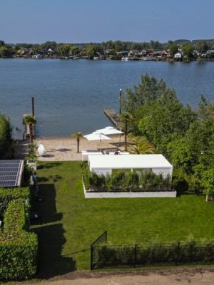 Tuinmeubelen bezorgd op feest locatie strand in Veen